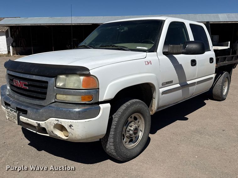 2004 GMC Sierra 2500 Crew Cab pickup truck cab and chassis - DZ5335