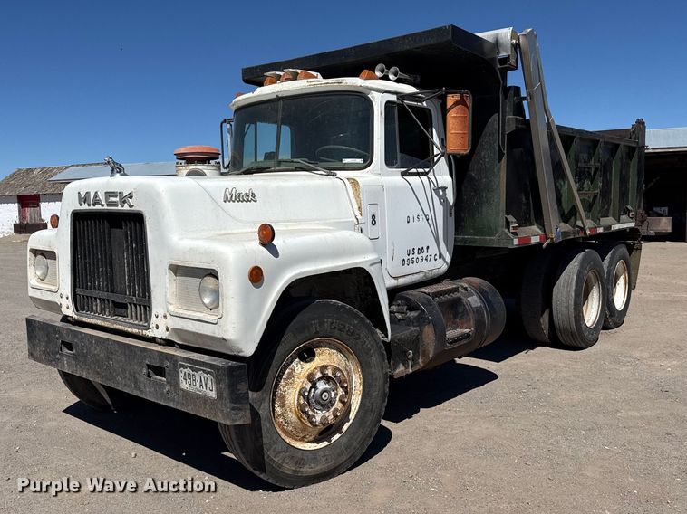 1981 Mack R686ST dump truck - DZ5338