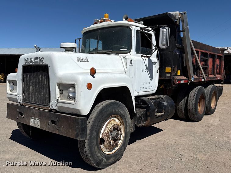 1982 Mack R686ST dump truck - DZ5339