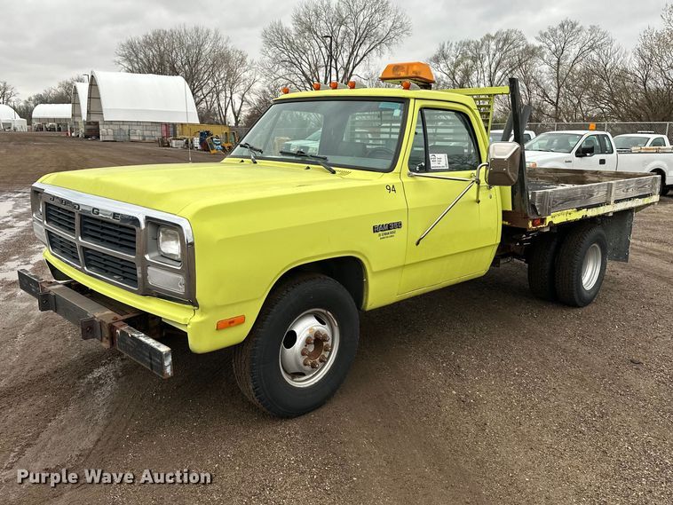 1992 Dodge D350 flatbed truck - EA4724