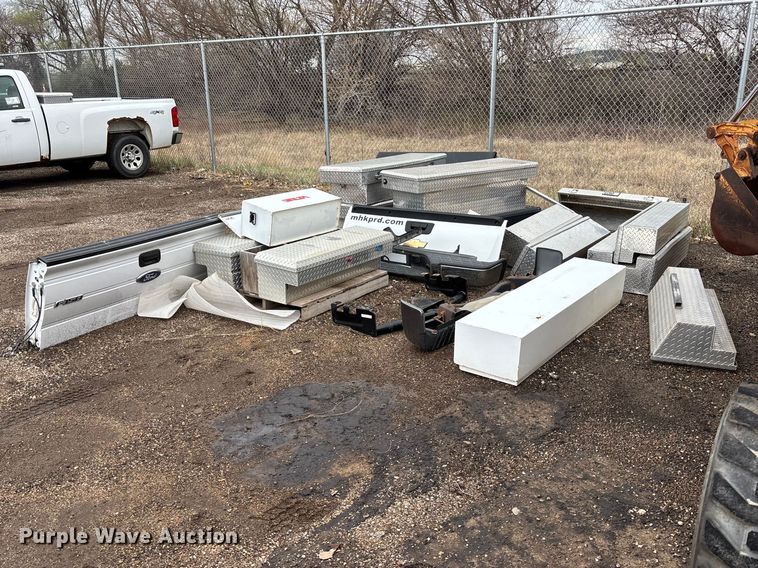 Assorted tailgates, bumpers and toolboxes Automotive parts - EA4725