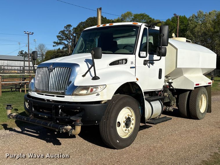 2009 International 4300 water truck - EA7238
