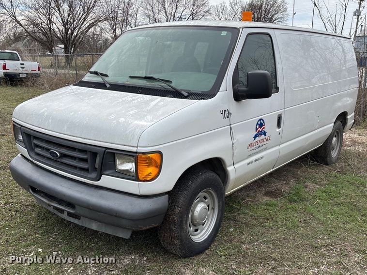 2005 Ford E150 van - EO4067