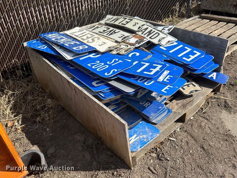 Pallet of street signs - ET1773