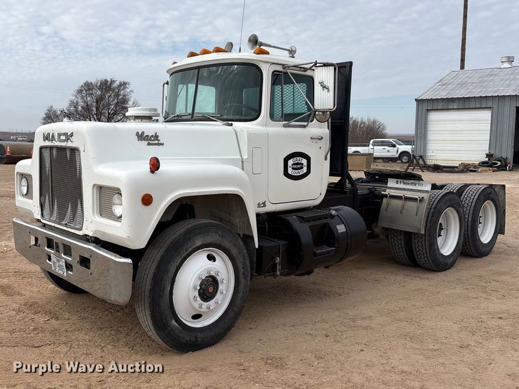 1988 Mack R686ST semi truck - EU4993