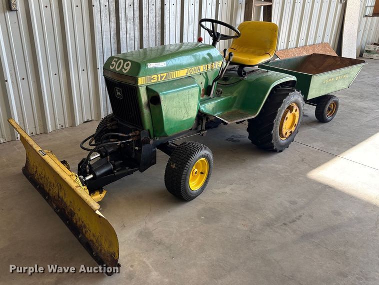 John Deere 317 lawn tractor - EV2047