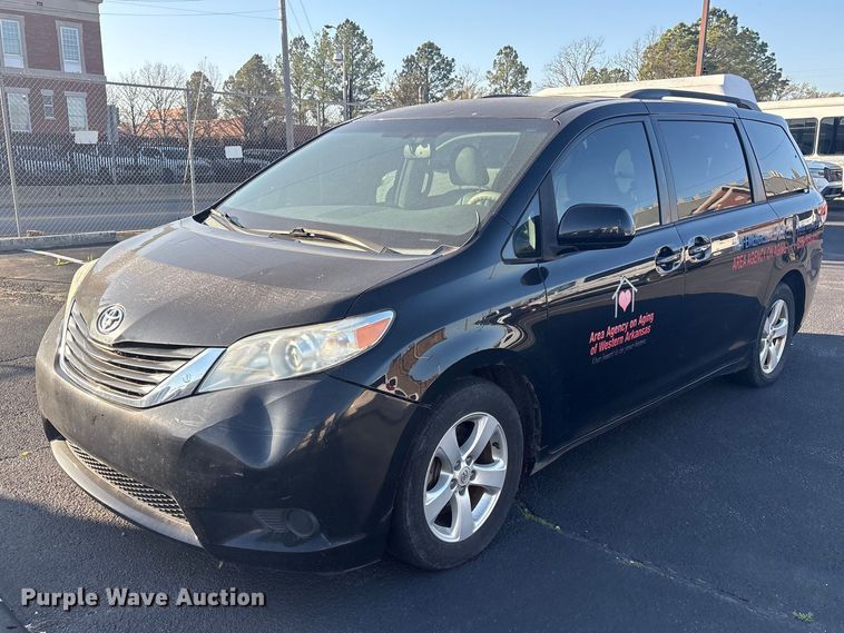 2014 Toyota Sienna van - EV2855