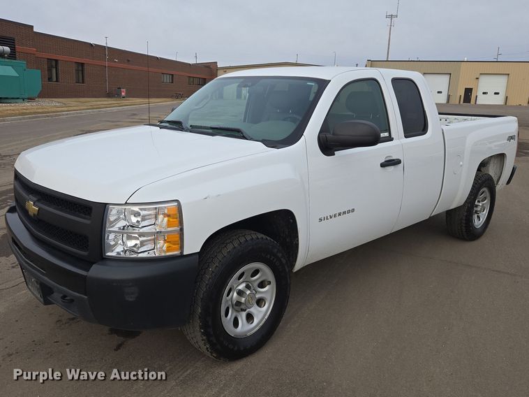 2011 Chevrolet Silverado 1500 Ext. Cab pickup truck - EV5698