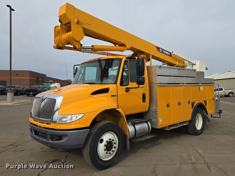 2012 International Durastar 4400 bucket truck - EV5699