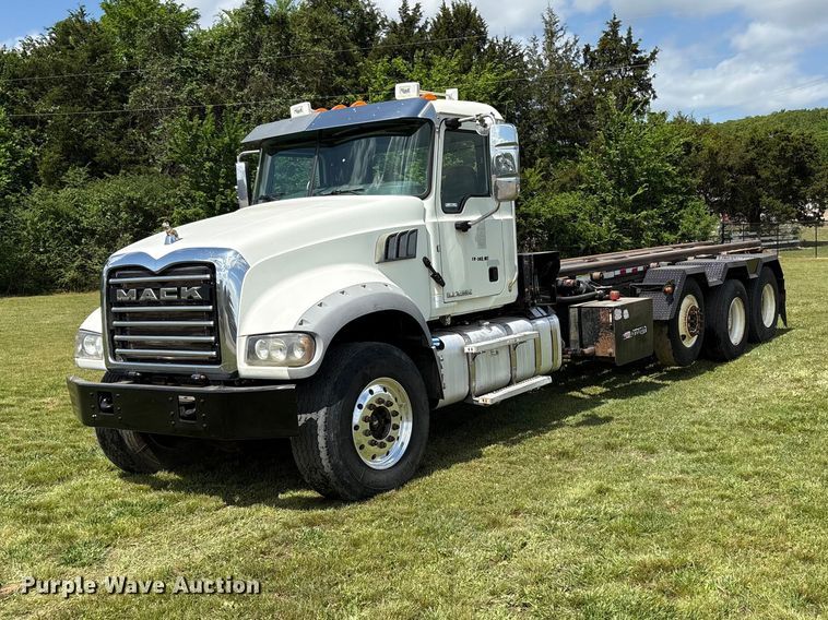 2015 Mack Gu  rollback truck - EW1496