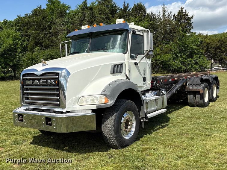 2019 Mack Granite rollback truck - EW1497