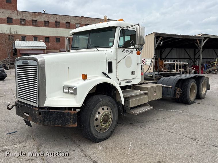2009 Freightliner FLD120 semi truck - FB8691