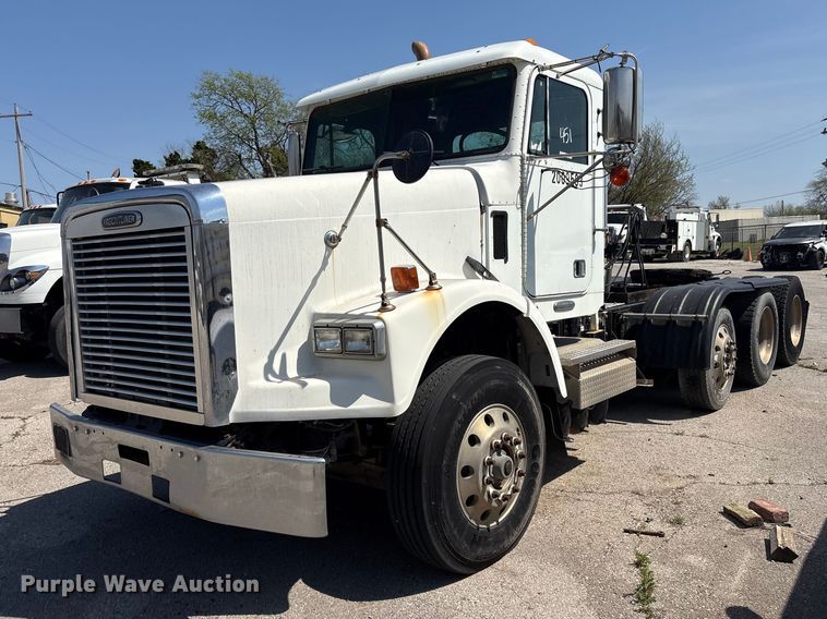 2009 Freightliner FLD120 semi truck - FB8692