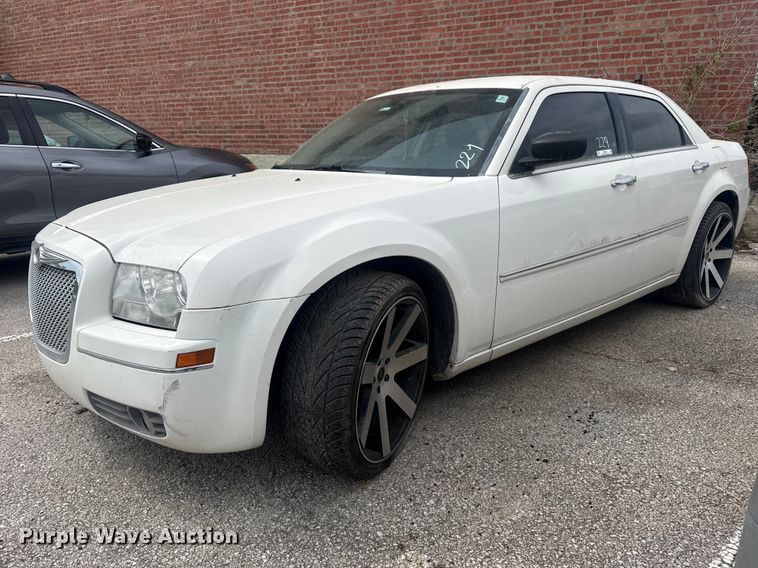 2010 Chrysler 300  - FB8699
