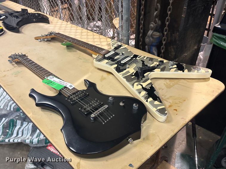 (2) electric guitars - FB8715