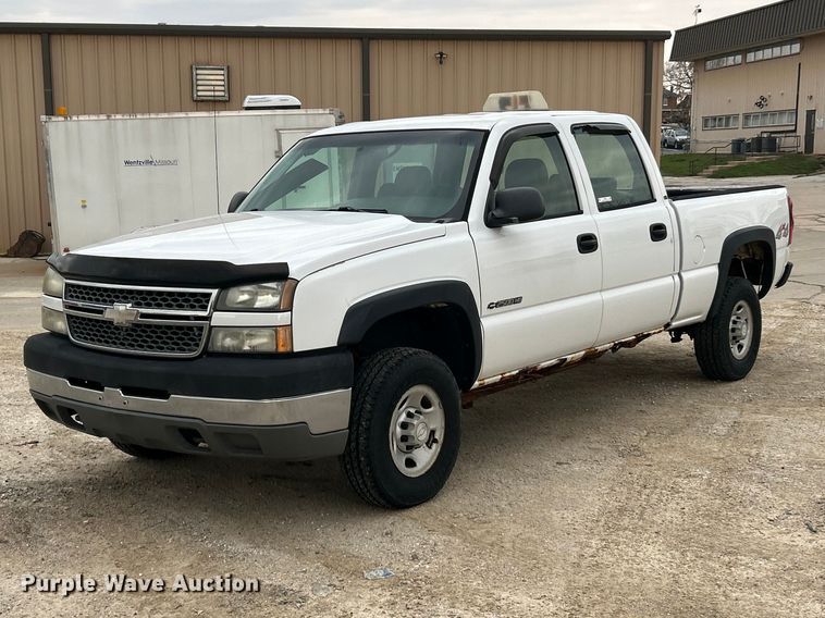 2005 Chevrolet Silverado 2500HD Crew Cab pickup truck - FC5236