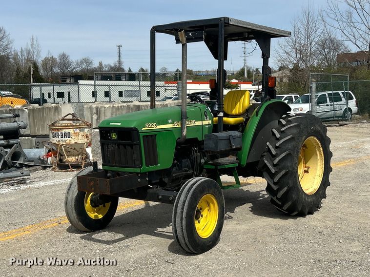 2004 John Deere 5220 tractor - FC5270