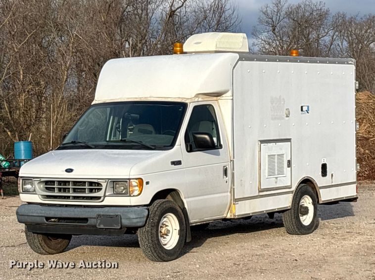 2001 Ford E350 utility van - FG0184