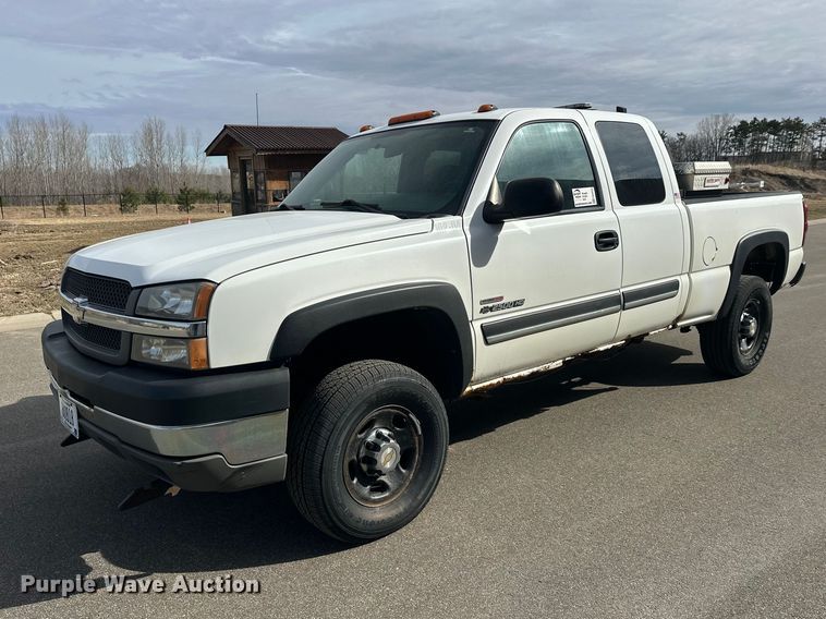 2004 Chevrolet Silverado 2500HD Ext. Cab pickup truck - FK0024