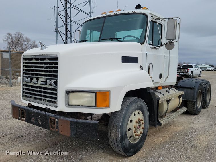 2000 Mack CH613 semi truck - NK9967