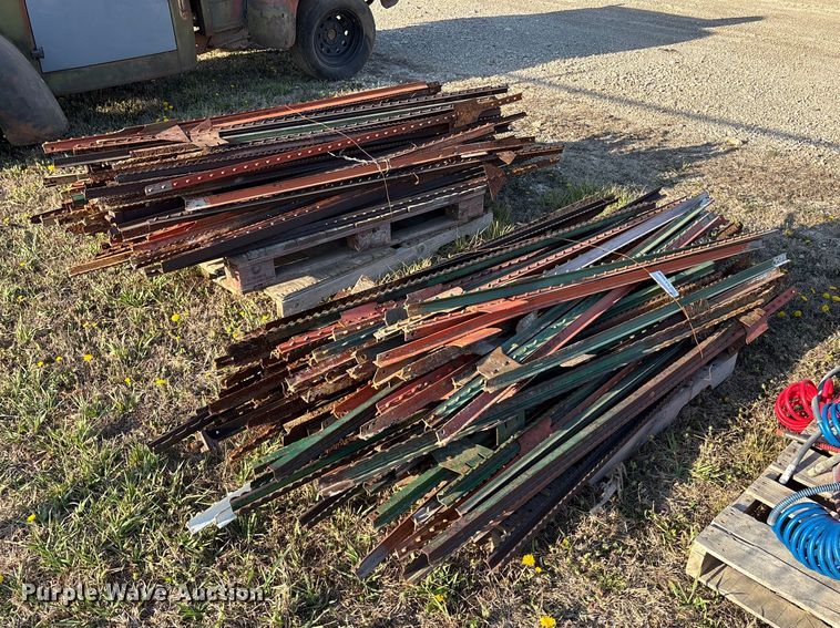 Assorted T-Posts (2) pallets of t-posts - EA4656