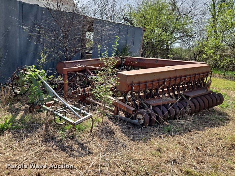 Crust Buster grain drill - ET1322