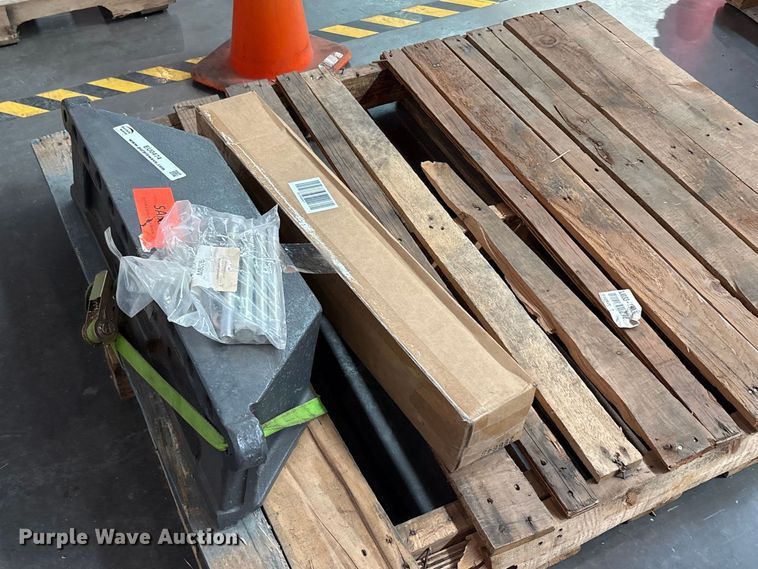 M series tractor weight bracket - EU0474