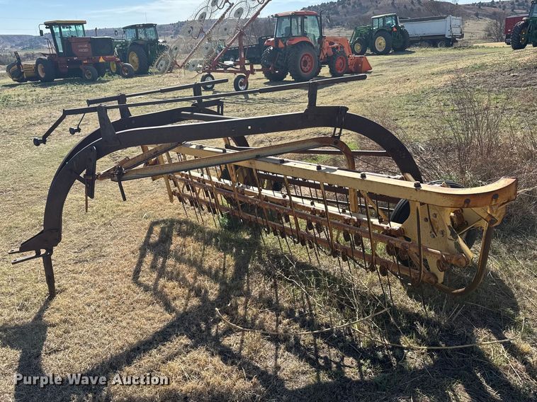 New Holland 56 rotary hay rake - FB7084