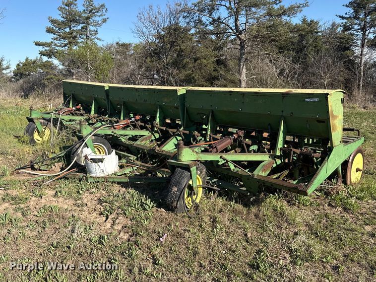 John Deere grain drill - GP9653