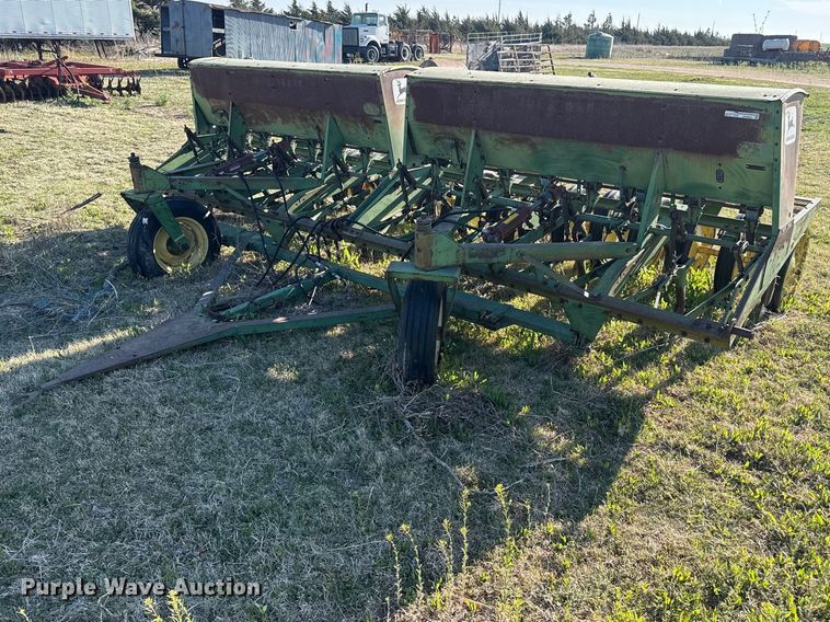 John Deere grain drill - GP9654