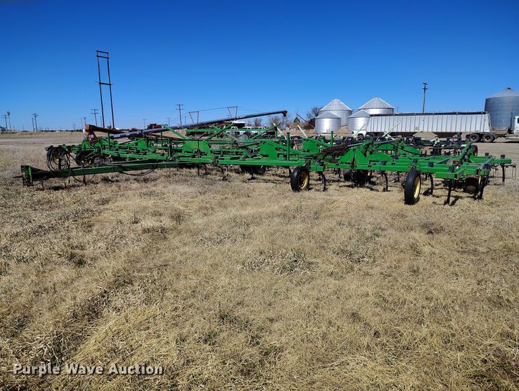 John Deere 985 field cultivator - IH9480