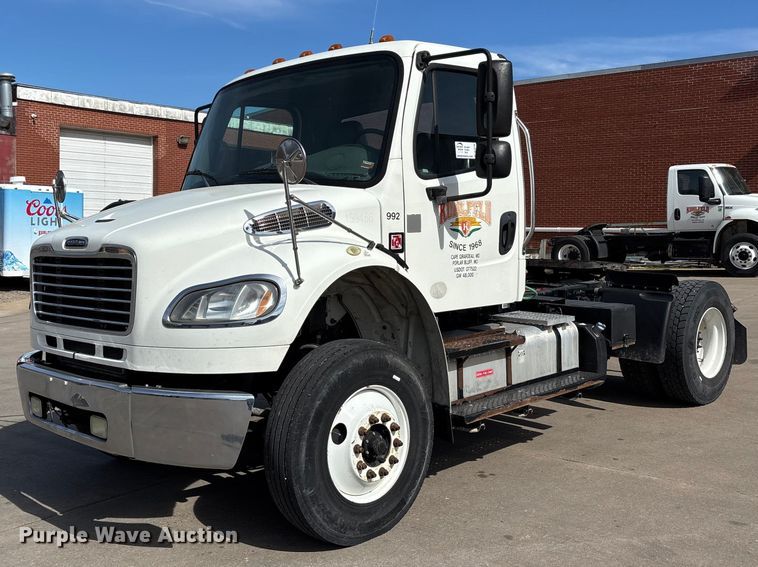 2017 Freightliner M2 semi truck - DT0108