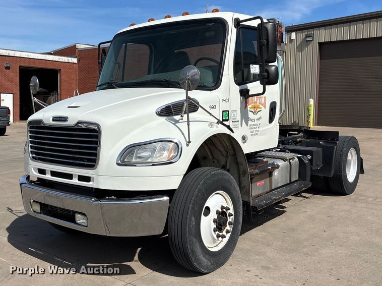 2017 Freightliner M2 semi truck - DT0109