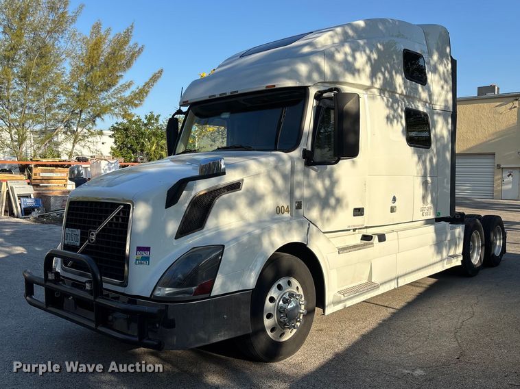 2013 Volvo VNL semi truck - DU0443