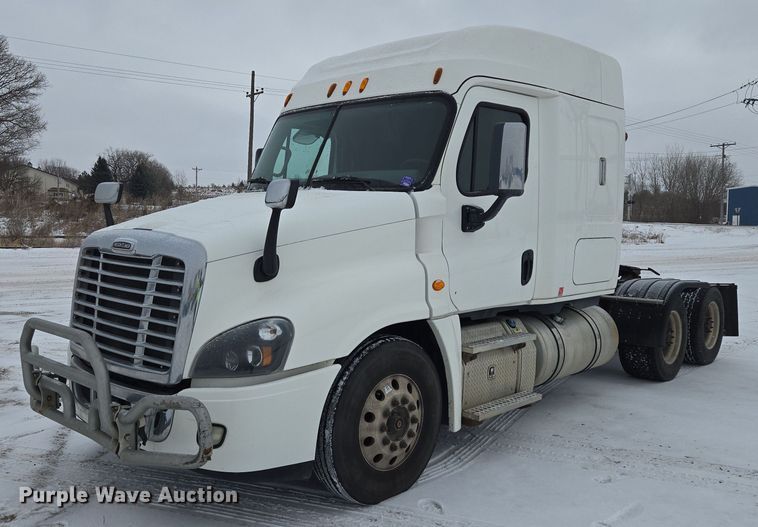 2015 Freightliner Cascadia semi truck - EB1279