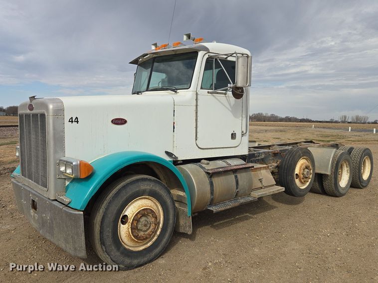 1996 Peterbilt 378 truck cab and chassis - EB1381