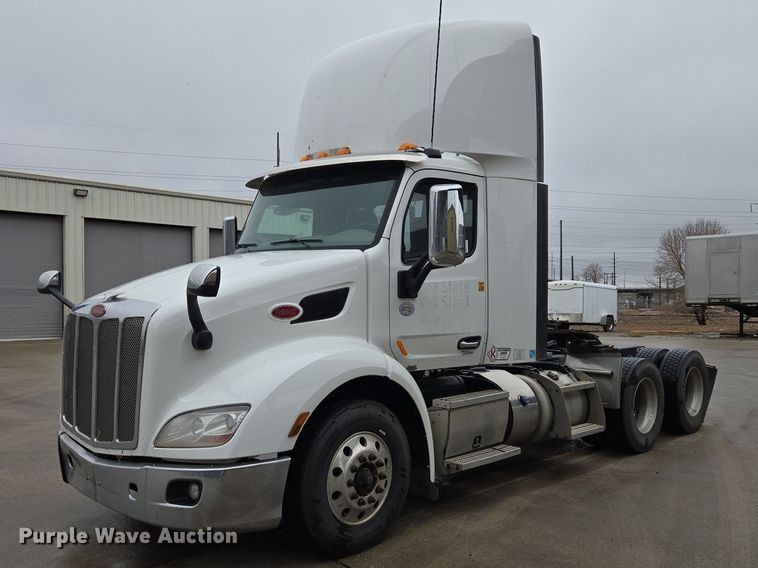 2019 Peterbilt 579 semi truck - EB1388