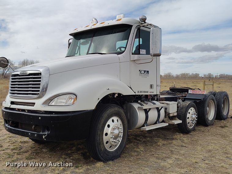 2007 Freightliner Columbia semi truck - EC8982