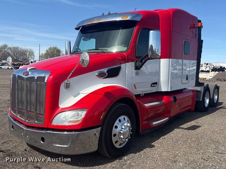 2019 Peterbilt 579 semi truck - EG8865
