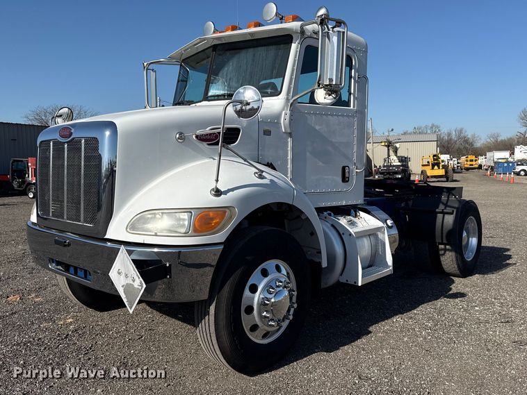 2011 Peterbilt 337 semi truck - EG8885