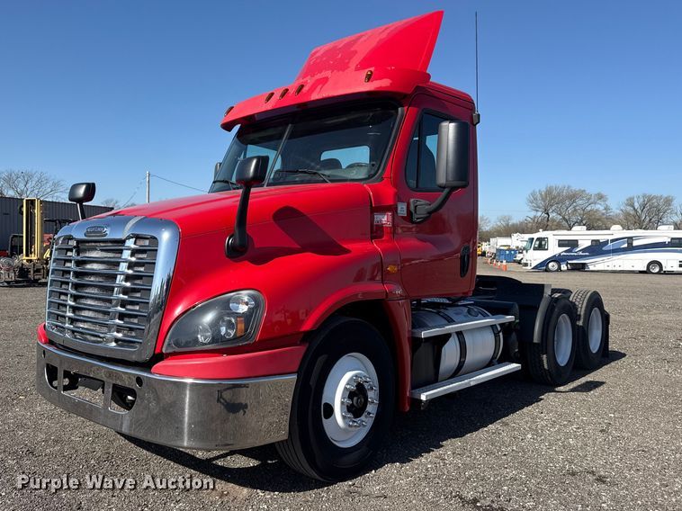 2015 Freightliner Cascadia 125 semi truck - EG8886