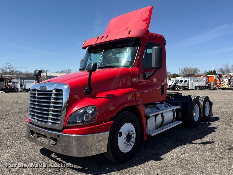 2015 Freightliner Cascadia semi truck - EG8889