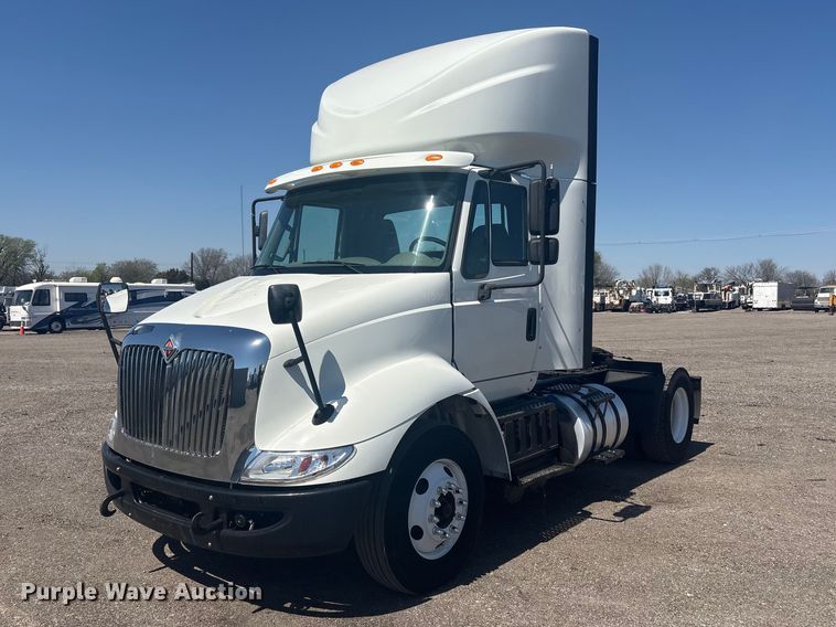 2017 International 8600 SBA semi truck - EG8911