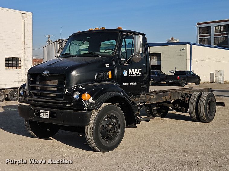 2000 Sterling Truck L7500 Series truck cab and chassis - EO7122