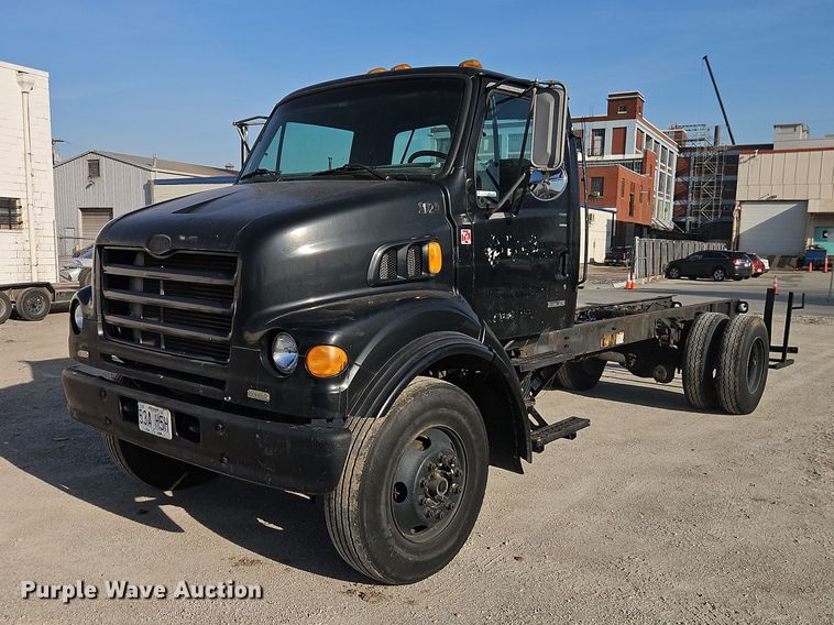 2000 Sterling Truck L7500 Series truck cab and chassis - EO7124