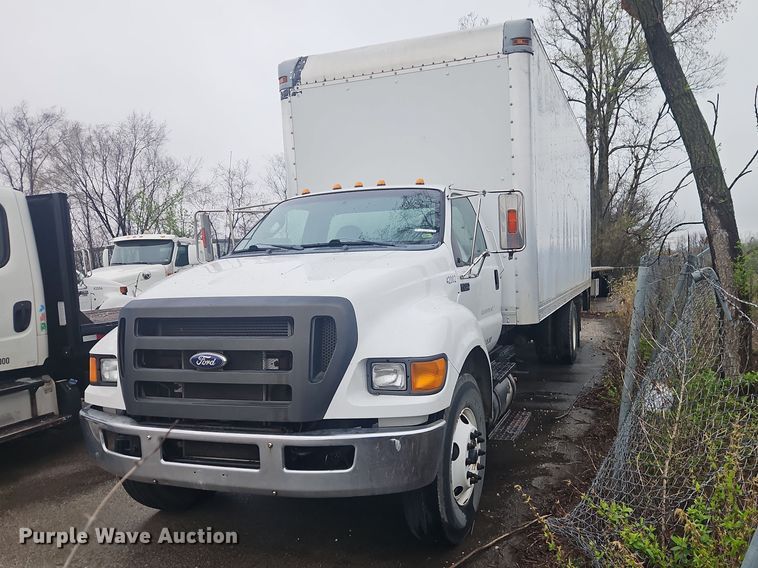 2013 Ford F750 box truck - EO7189