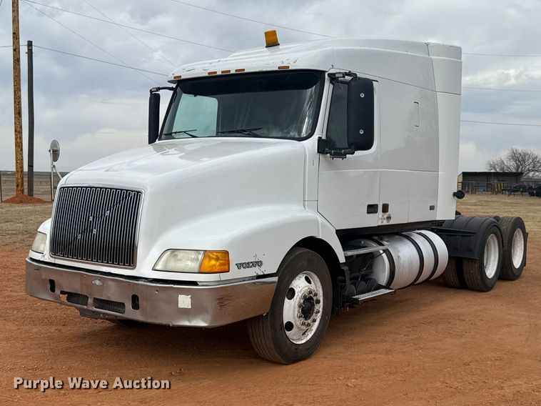 2002 Volvo VNL semi truck - ES5928
