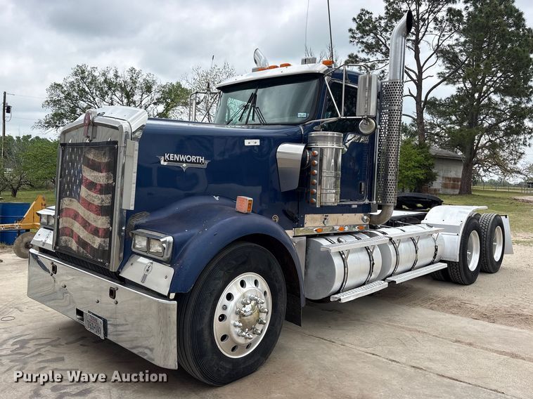 2009 Kenworth W900 semi truck - ES8733