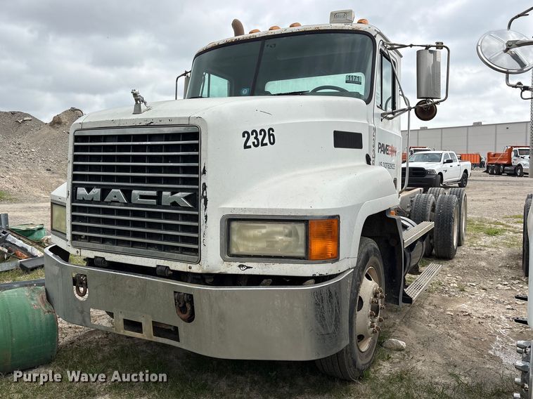 2001 Mack CH613 truck cab and chassis - ES8750