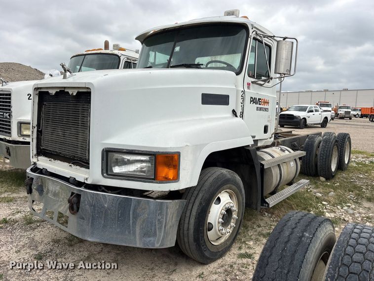 2000 Mack CH613 truck cab and chassis - ES8751